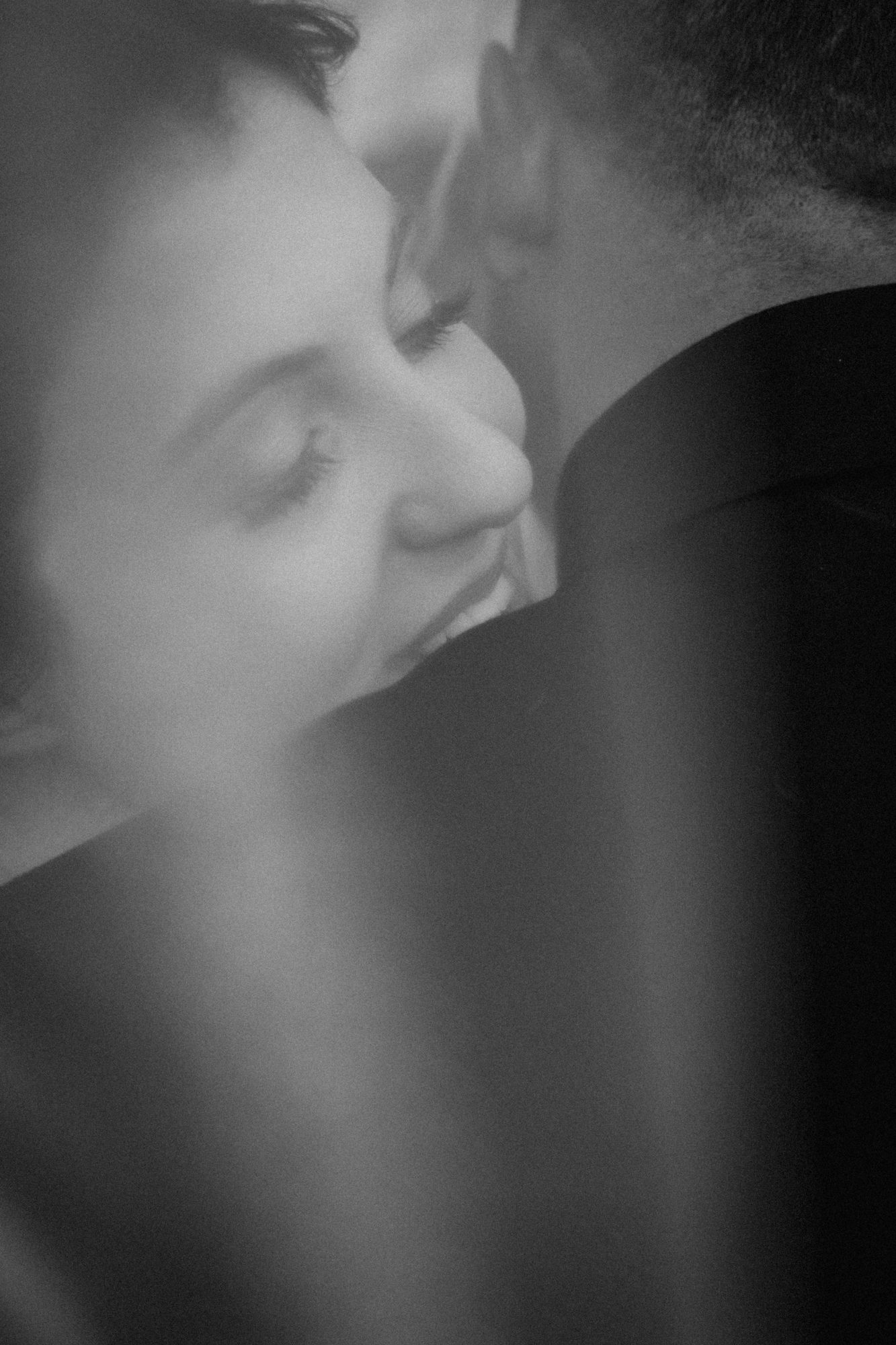 Close embrace, black and white